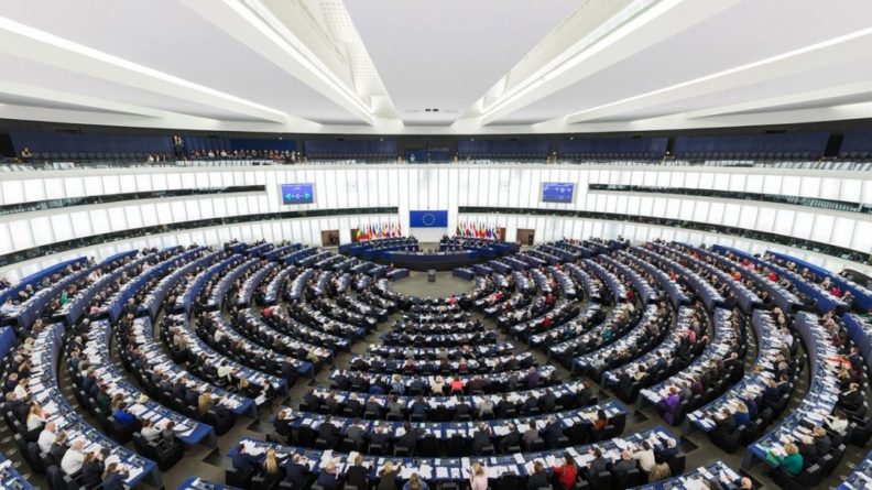Общество: В Европарламенте нацистский и коммунистический режимы приравняли друг к другу