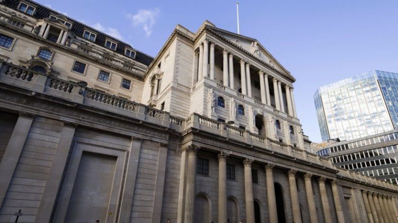 Общество: Банк Англии сохранил базовую ставку на уровне 0,75%