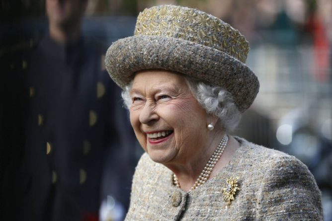 Общество: Елизавета II помогла австралийской девочке: «видели рядом с уборной»