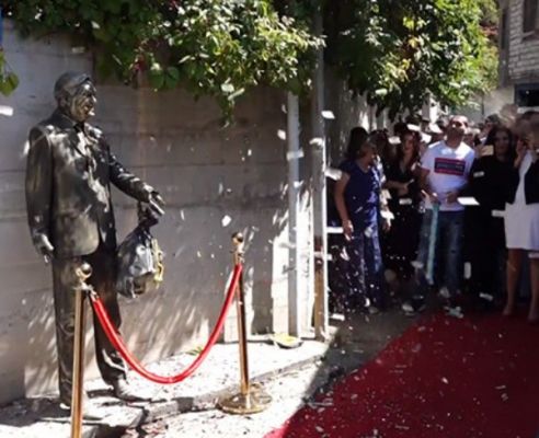 Общество: В Ереване установили памятник Соросу с мешком долларов