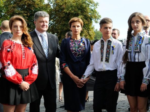 Общество: Сын Порошенко заставил семью говорить дома только на украинском