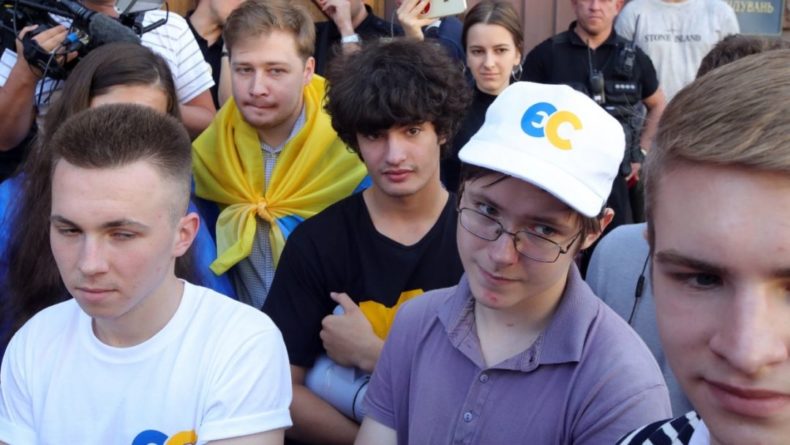 Общество: Сын Порошенко выставил отцу ультиматум из-за украинского языка