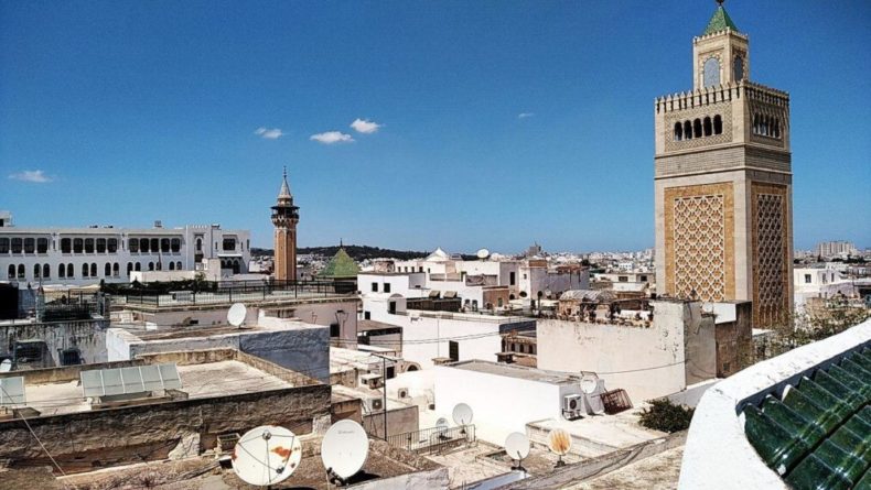 Общество: Работники отеля в Тунисе взяли в заложники британских туристов