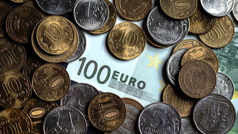 Общество: Чужая слабость: курс евро впервые за два месяца опустился ниже 70 рублей