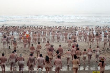 Общество: Сотни голых женщин и мужчин искупались в ледяном море