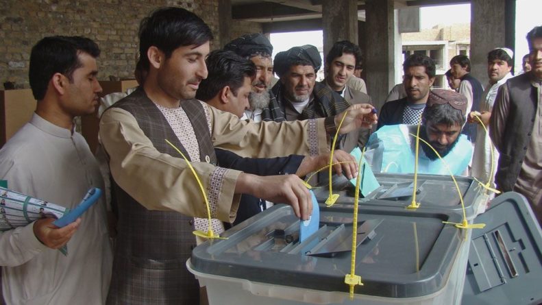 Общество: В день президентских выборов в Афганистане боевики совершили 113 атак, более 100 человек погибли