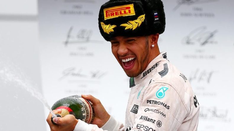 Общество: Гран-при России «Формулы-1» выиграл британец Льюис Хэмилтон из команды Mercedes