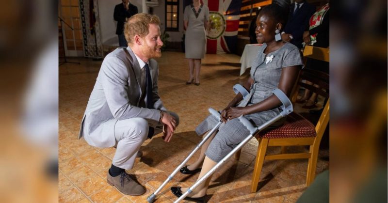 Общество: Принц Гарри встретился с африканкой, которая 22 года назад довела до слез принцессу Диану (фото, видео)