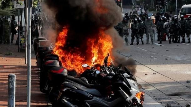 Общество: Столкновения, газ и пострадавшие: Протесты в Гонконге возобновились с новой силой после парада в Китае