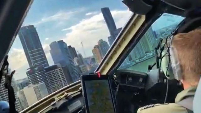 Общество: В Сети появилось видео полета транспортного самолета C-17A между небоскребами (ВИДЕО)