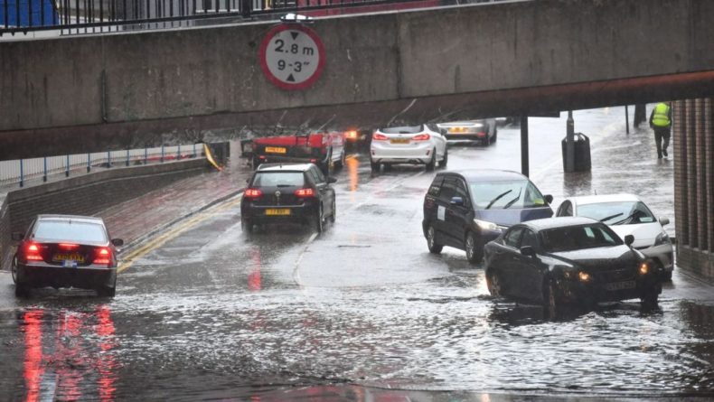 Общество: Вечерние электрички в Великобритании  были задержаны или отменены из-за проливных дождей