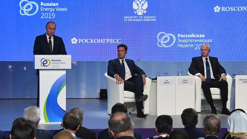 Общество: «Вмешательство» в выборы, доллар, нефть и Зеленский: о чём говорил Путин на пленарном заседании РЭН