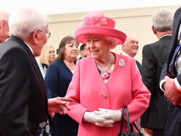 Общество: Королева Великобритании может стать инвалидом из-за отказа делать операцию