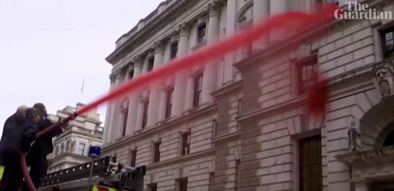 Активисты Extinction Rebellion залили здание министерства финансов фальшивой кровью 03102019 Общество: Активисты Extinction Rebellion залили здание министерства финансов фальшивой кровью