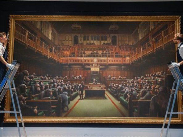 Общество: Картину Бэнкси о британском парламенте продали за $12 млн. На ней приматы заседали в Палате общин