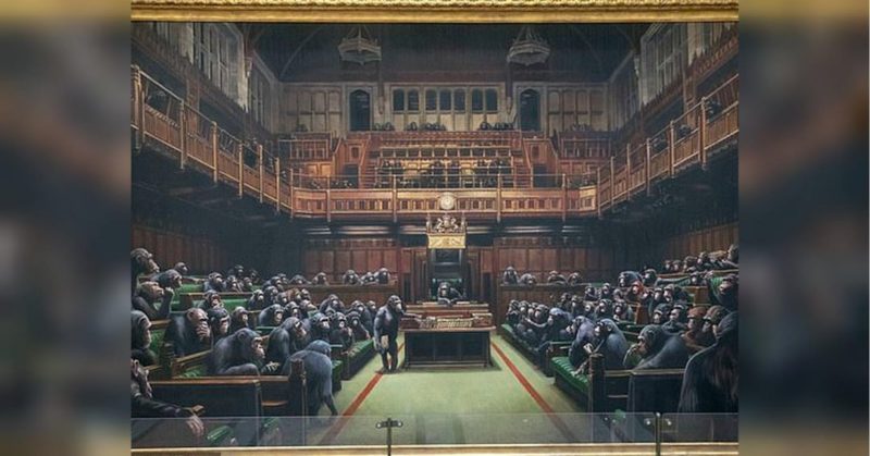 Общество: Картину Бэнкси с заседающими в парламенте шимпанзе продали за рекордные 12 миллионов долларов (фото)