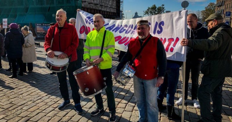 Общество: ФОТО, ВИДЕО: В Риге прошел митинг в защиту русского образования с участием 600 человек