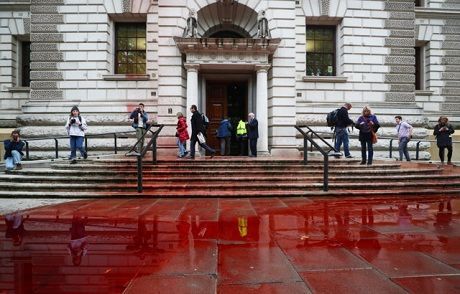 Общество: В Лондоне климатические активисты устроили «кровавый» протест (ФОТО)