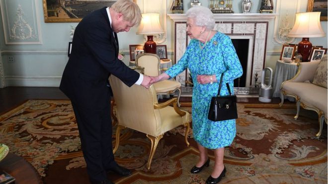 Общество: Борис Джонсон заявил, что уйдет в отставку только по указу королевы