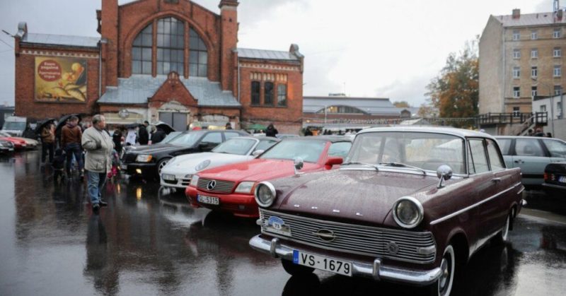 Общество: ФОТО: На Агенскалнском рынке прошел парад немецких классических авто