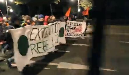 Общество: Экоактивисты соломой заблокировали движение в центре Парижа