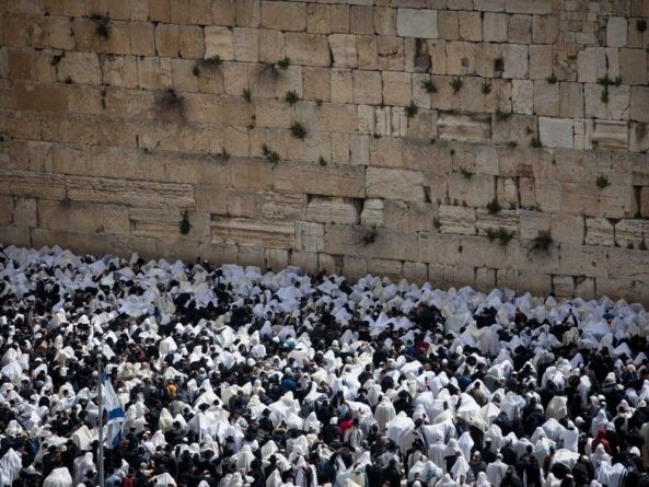Общество: Десятки тысяч верующих приняли участие в молитве у Стены плача
