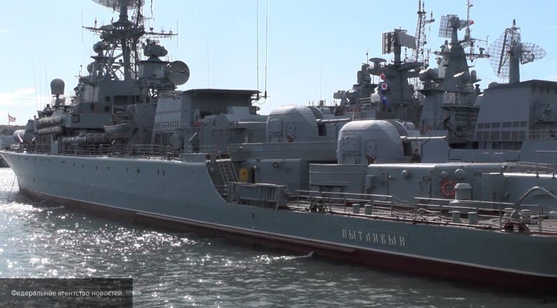 Общество: Адмирал Хмельнов рассказал о роли командиров военных кораблей, подлодок и морской авиации