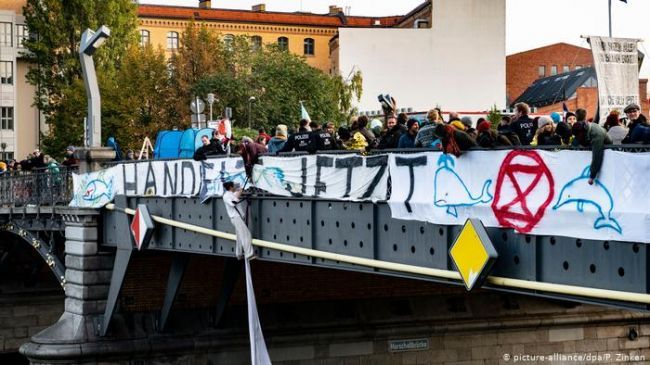 Общество: Экоактивисты добрались до правительственного квартала в Берлине