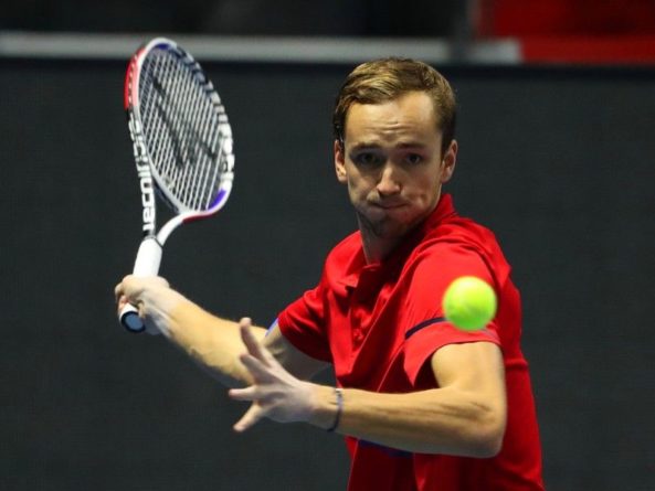 Общество: Медведев разгромил британского теннисиста и вышел в третий круг «Мастерса»