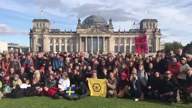Общество: Экоактивисты перекрыли мосты в центре Берлина