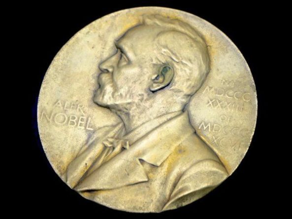 Общество: Нобелевскую премию по литературе вручили сразу за два года. Ее получили писатели из Польши и Австрии