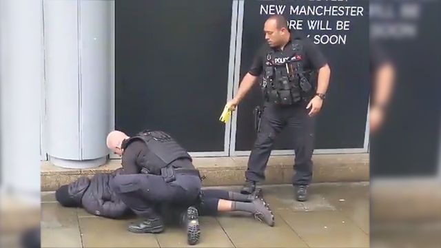 Видео задержания преступника, напавшего с ножом в Манчестере 12102019 Общество: Видео задержания преступника, напавшего с ножом в Манчестере