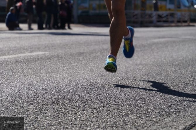Общество: Бегун из Кении стал первым человеком, пробежавшим марафон быстрее чем за два часа