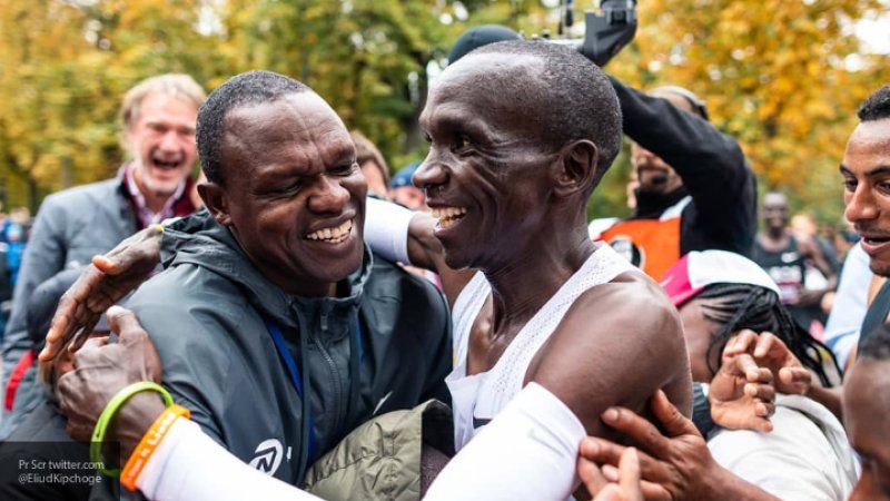 Кениец Кипчоге первым в мире пробежал марафон менее чем за два часа