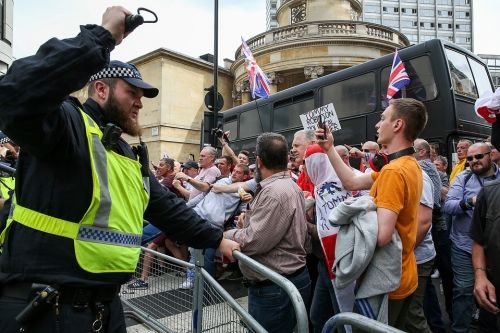 Общество: Митинг в Лондоне разгоняла конная полиция, но в «полицейской жестокости» обвиняют Россию