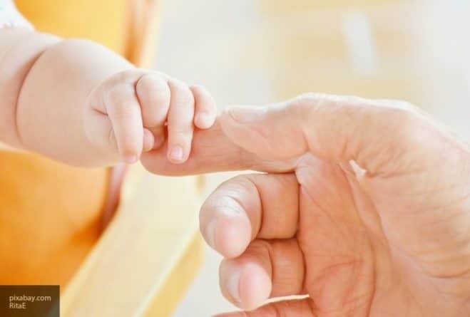 Общество: Ученые заявили, что объятия матери могут поменять генетический код младенца