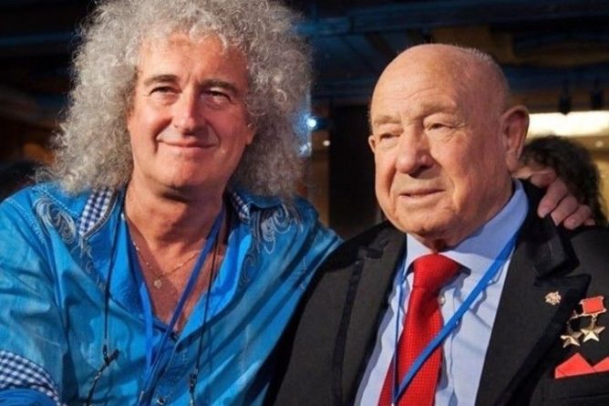 Общество: "Потеряли героя": гитарист Queen почтил память космонавта Леонова
