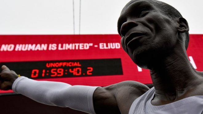 Общество: Кенийский бегун первым в истории пробежал марафон быстрее двух часов