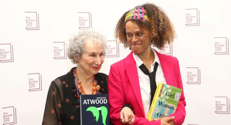 Общество: Букеровскую премию получили Маргарет Этвуд и Бернардин Эваристо — за сиквел «Рассказа служанки» и роман о чернокожих британцах