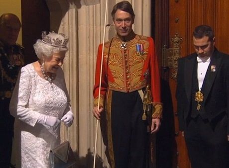 Общество: Елизавета II во время выступления в парламенте не надела корону Британской империи