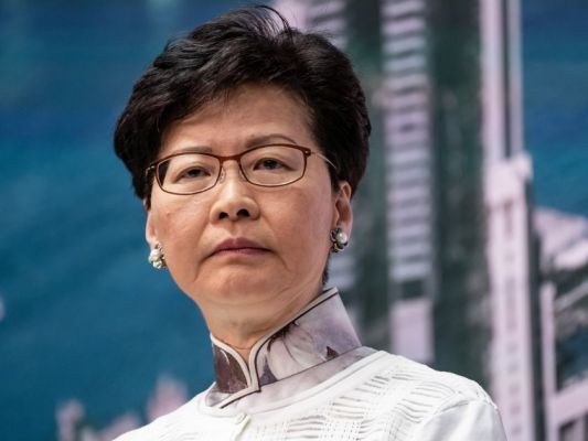 Общество: Главу Гонконга прервали, когда она читала обращение к законодателям