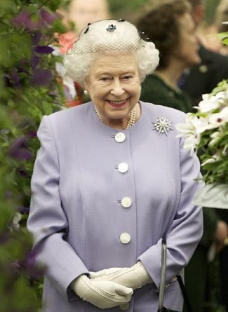 Общество: Королева ищет дворецкого на зарплату меньше прожиточного минимума
