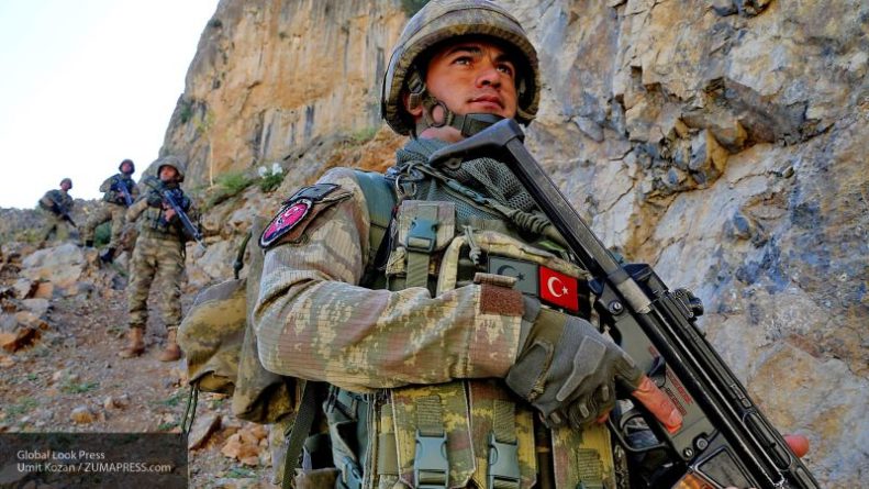 Общество: Главы ВС Турции и Великобритании обсудили по телефону ситуацию с курдами-боевиками в Сирии