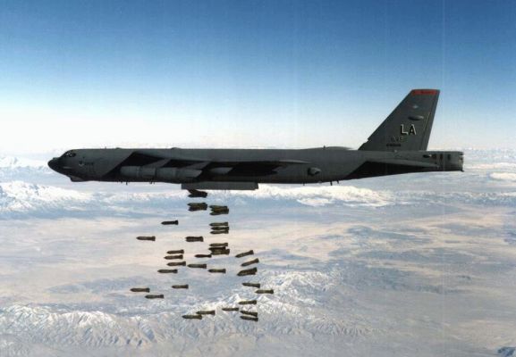 Общество: Бомбометание по списанным автомобилям: будни В-52Н ВВС США в Европе