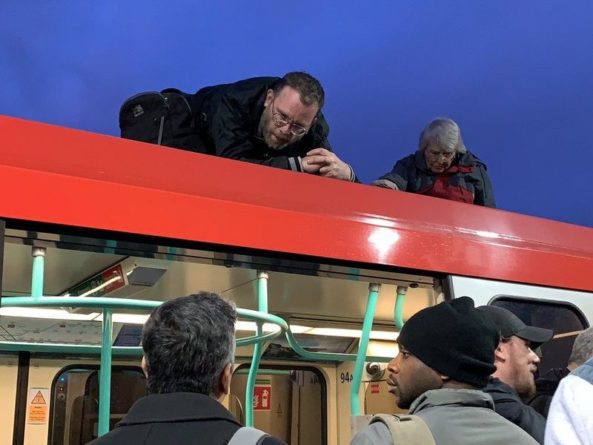 Пассажиры лондонского метро стащили экоактивистов с крыши вагона 17102019 Общество: Пассажиры лондонского метро стащили экоактивистов с крыши вагона