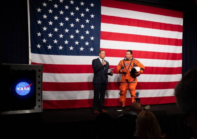 Общество: НАСА продемонстрировала два новых космических костюма
