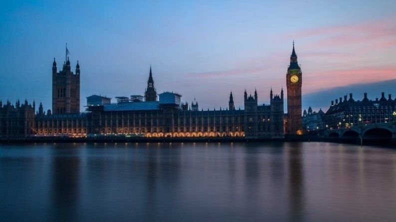 Общество: Британский парламент принял поправку об отсрочке Brexit