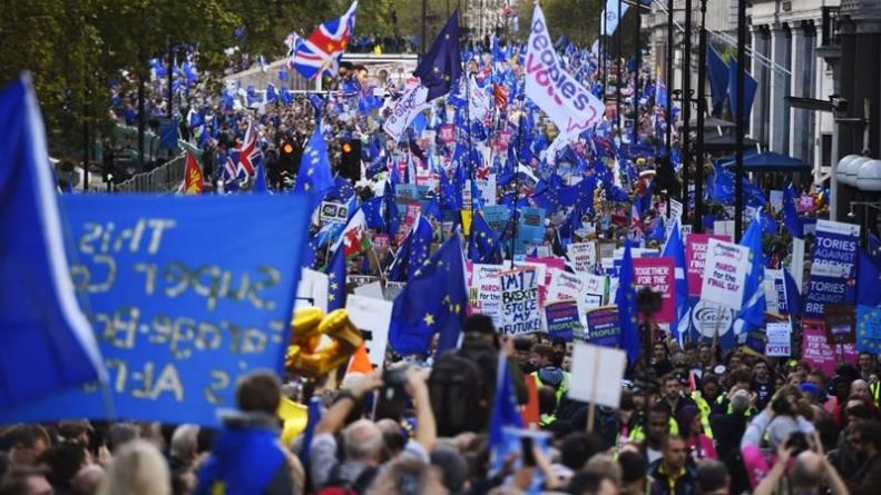 Общество: В Лондоне сотни тысяч человек вышли на демонстрацию против Brexit