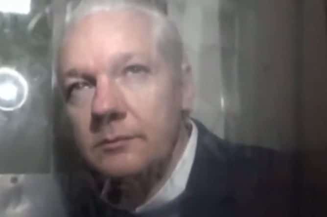Общество: Опубликовано видео с Ассанжем после заседания суда об экстрадиции
