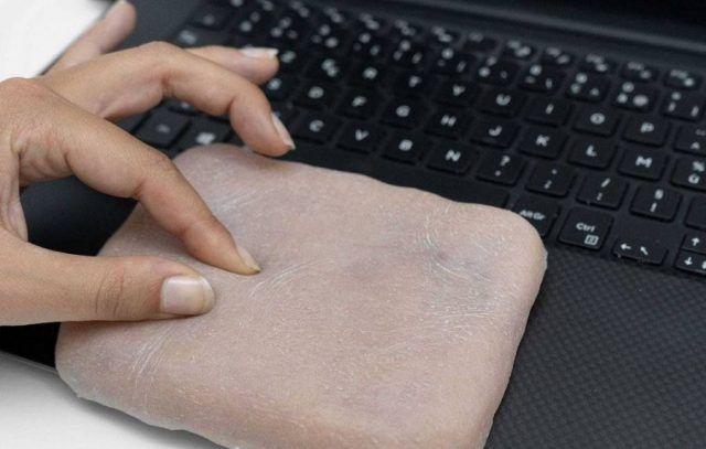 Общество: Ученые создали уникальное покрытие для смартфона, имитирующее человеческую кожу (ВИДЕО)
